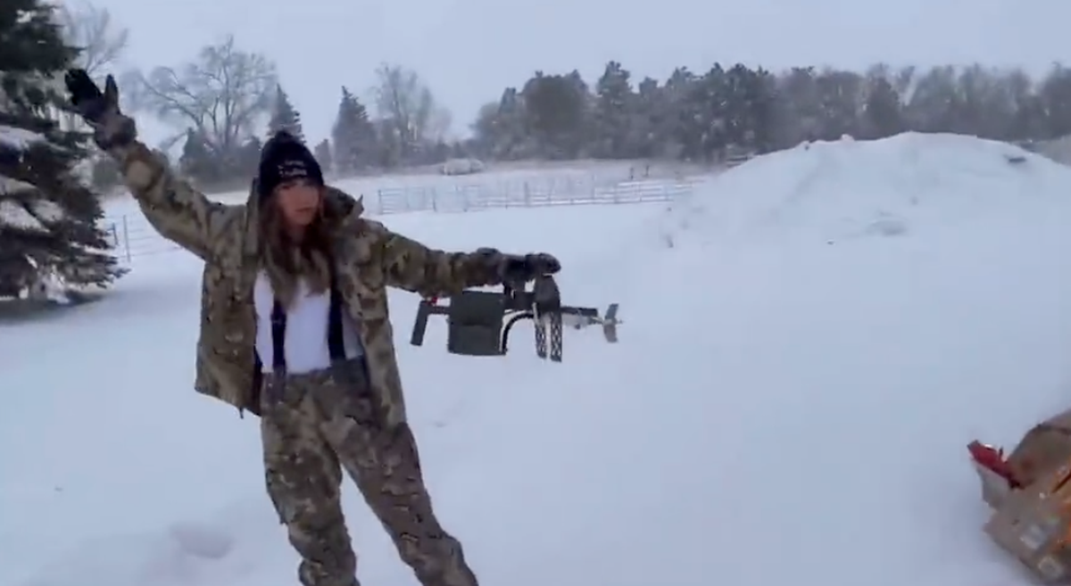 La première femme gouverneure de toute l'histoire de son Etat, Kristi Noem, a reçu son lance-flammes personnel pour Noël.