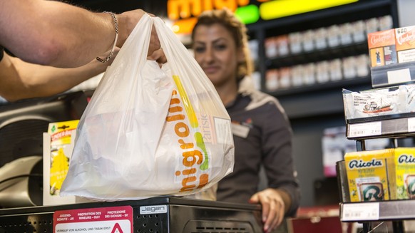 ARCHIVBILD ZUM RUECKGANG DES VERBRAUCHS VON EINWEG-PLASTIKSAECKLI IM DETAILHANDEL, AM MITTWOCH, 5. JUNI 2019 - Samira Akaouf bedient im Migrolino-Shop an der SOCAR-Tankstelle einen Kunden, aufgenommen ...