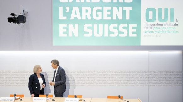 Nationalraetin Elisabeth Schneider-Schneiter, Mitte-BL, links, und Nationalrat Juerg Grossen, GLP-BE, rechts, sprechen kurz vor einer Medienkonferenz von der Allianz fuer die Umsetzung der OECD-Mindes ...