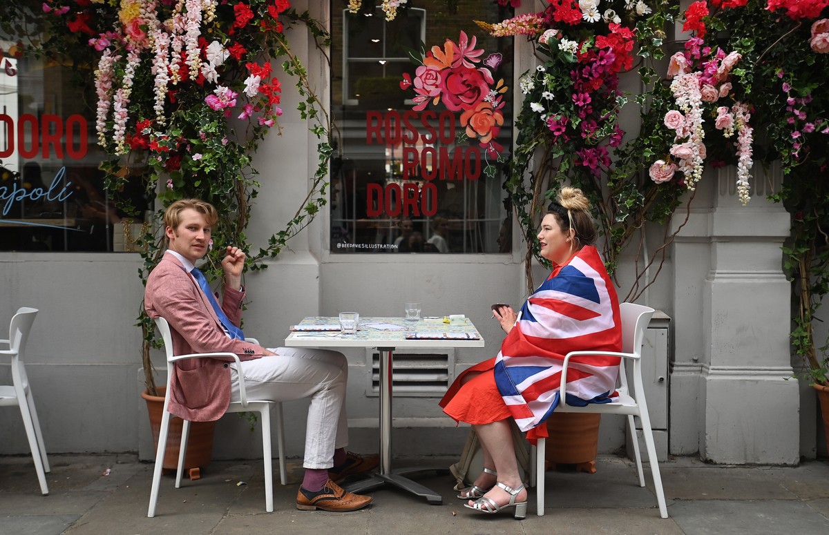 epa09994150 Londoners at a restaurant during the celebrations of the Platinum Jubilee of Britain's Queen Elizabeth II in London, Britain, 03 June 2022. Britain is enjoying a four day holiday week ...