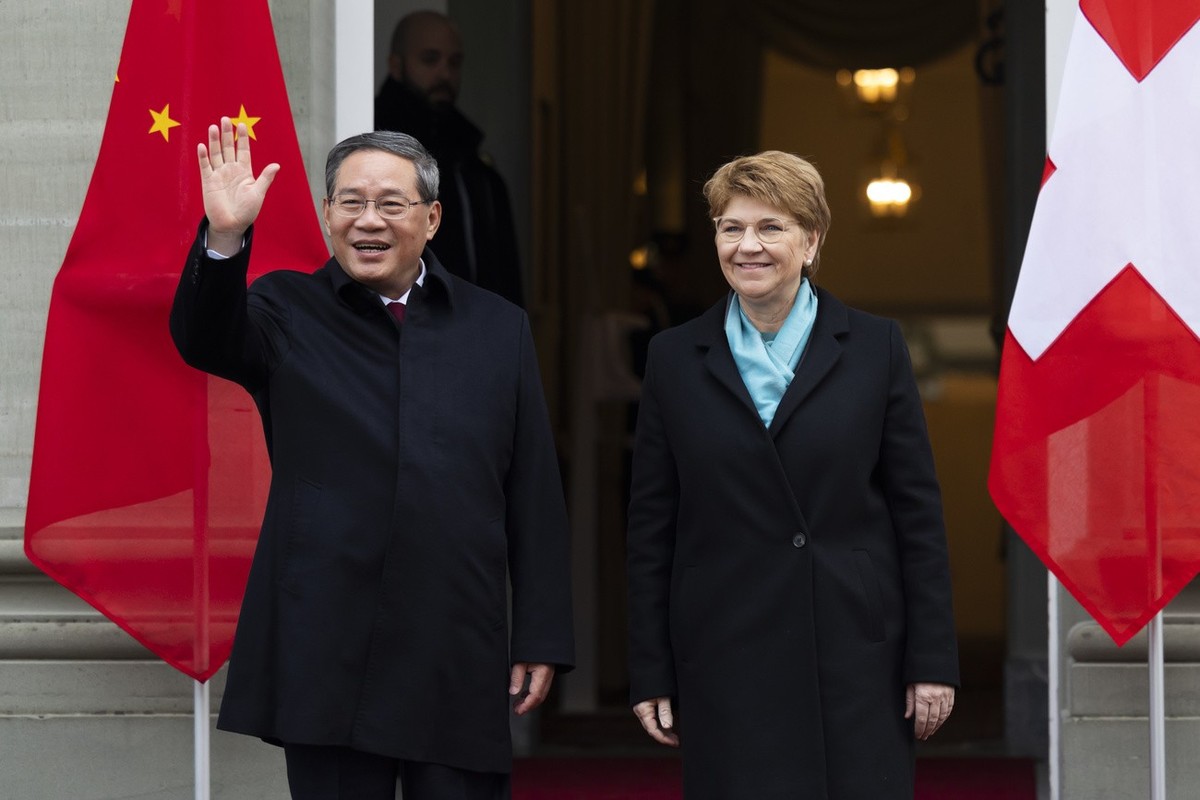 Swiss President Viola Amherd, right, and Prime Minister of the People's Republic of China, Li Qiang, react during an official visit in Kehrsatz near Bern, Switzerland, Monday, January 15, 2024. T ...