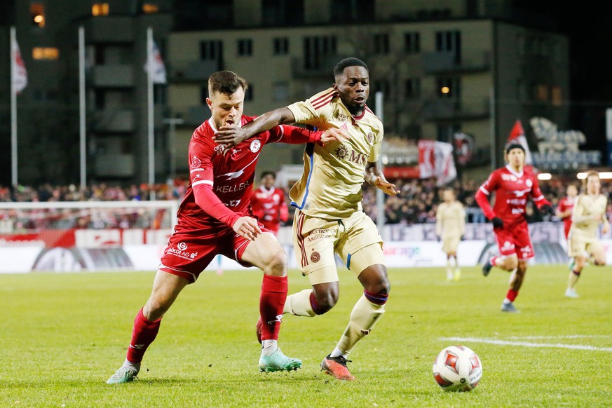 Winterthurs Adrian Gantenbein , links , spielt um den Ball mit Servettes Bradley Mazikou , rechts , im Fussball Meisterschaftsspiel der Super League zwischen dem FC Winterthur und dem Servette FC im S ...