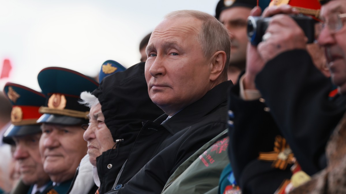 epaselect epa09935227 Russian President Vladimir Putin attends the Victory Day military parade in the Red Square in Moscow, Russia, 09 May 2022. The Victory Day military parade takes place annually to ...