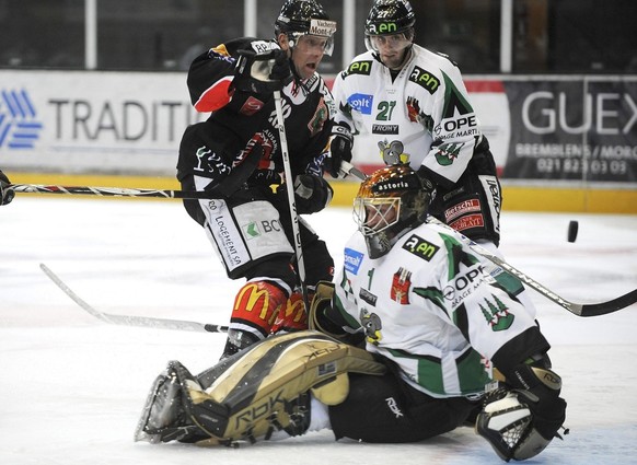 Tim Smith, gauche du LHC marque le 3eme but lausannois face a Patrick Bloch, centre et au gardien Urban Leimbacher, droite de Olten lors du match de National League B, LNB, du championnat suisse de ho ...