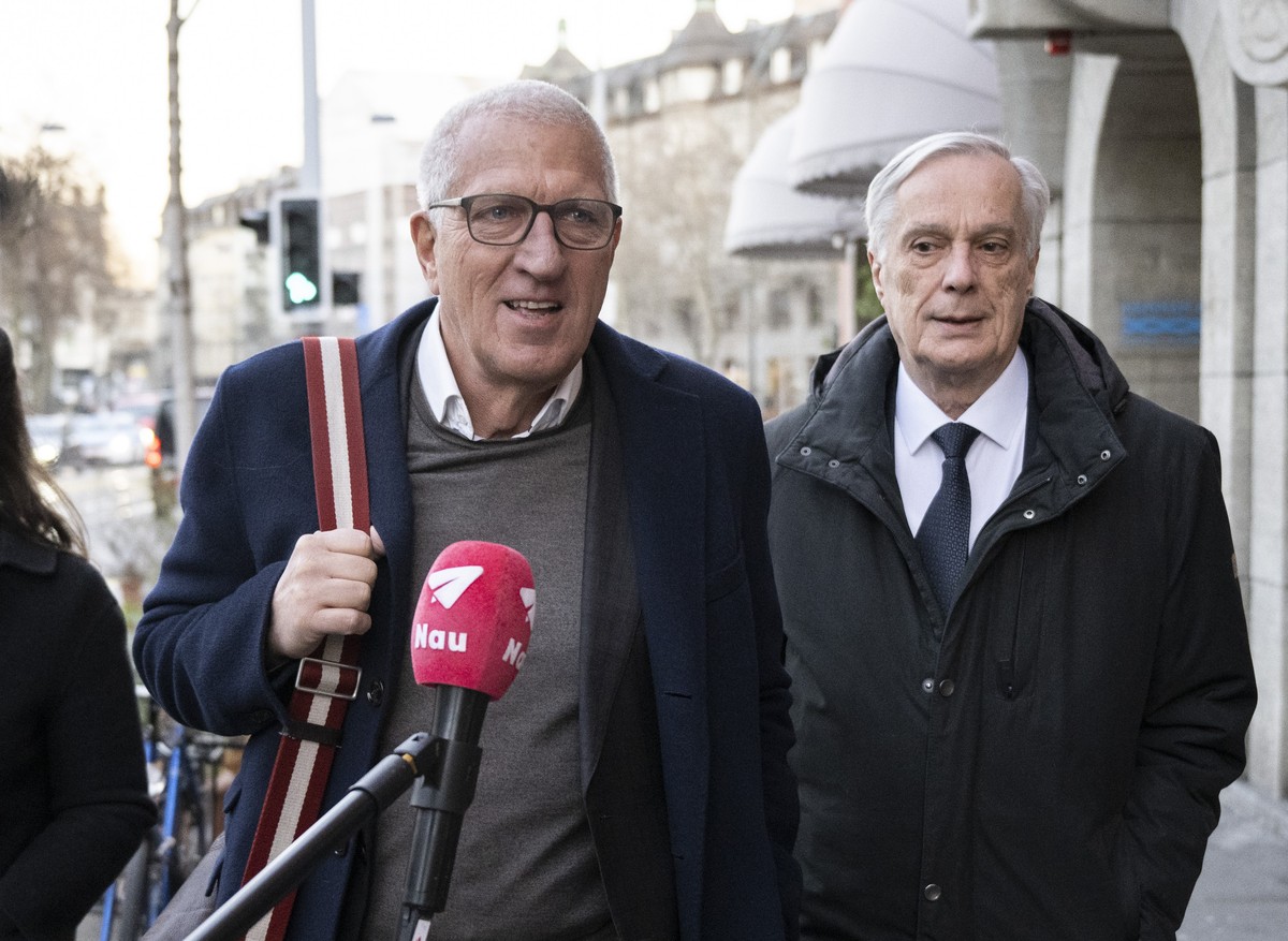 Der ehemalige Raiffeisenchef Pierin Vincenz, Mitte, erscheint mit Anwalt Lorenz Erni zum Raiffeisen-Prozess des Zuercher Bezirksgerichts vor dem Volkshaus, am Mittwoch, 9. Februar 2022, in Zuerich. Di ...