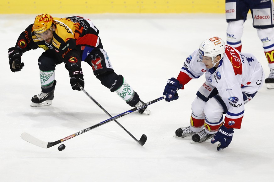 Berns Topscorer Mark Arcobello, links, und Zuerichs Patrick Geering, rechts, kaempfen um den Puck, im Eishockey Meisterschaftsspiel der National League A zwischen den SC Bern und den ZSC Lions, am Sam ...