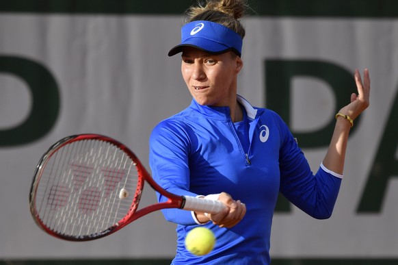 epa07606436 Viktorija Golubic of Switzerland plays Su-Wei Hsieh of Taiwan during their womenâs first round match during the French Open tennis tournament at Roland Garros in Paris, France, 27 May 20 ...