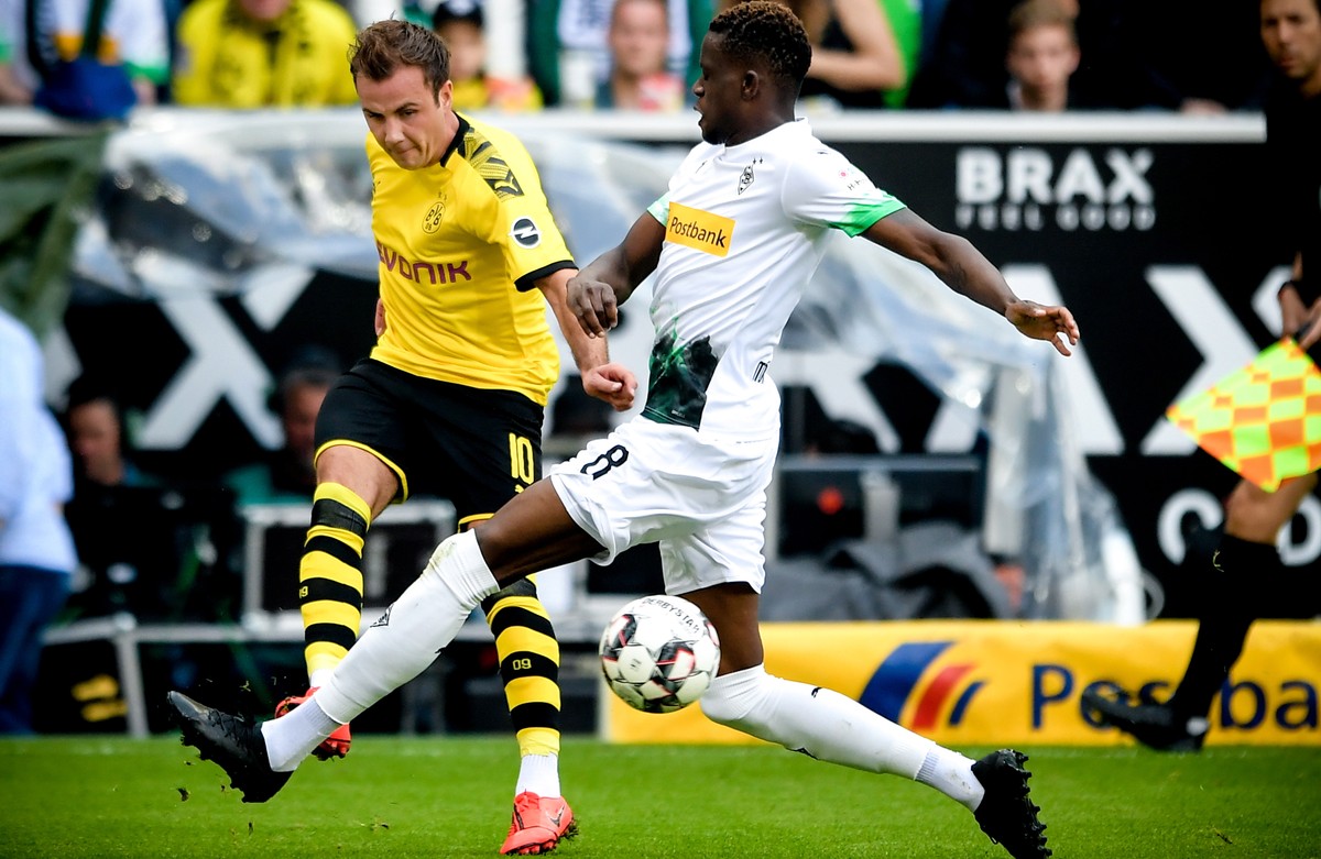 epa07581176 Dortmund's Mario Goetze (L) in action against Moenchengladbach's Denis Zakaria (R) during the German Bundesliga soccer match between Borussia Moenchengladbach and Borussia Dortmu ...