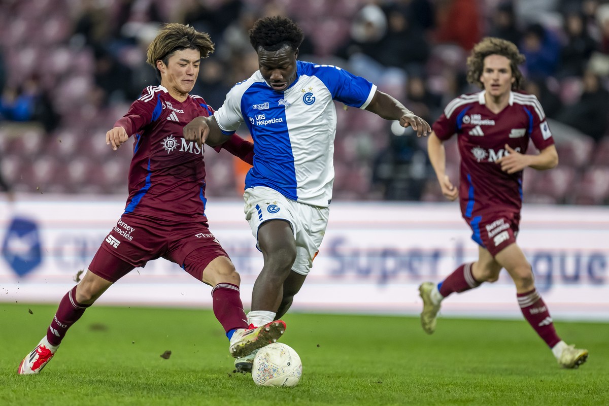 Keigo Tsunemoto (SFC), gauche, lutte pour le ballon avec Nestory Irankunda (GC), droite, lors de la rencontre de football de Swiss Super League entre le Servette FC, SFC, et le Grasshopper Club Zueric ...