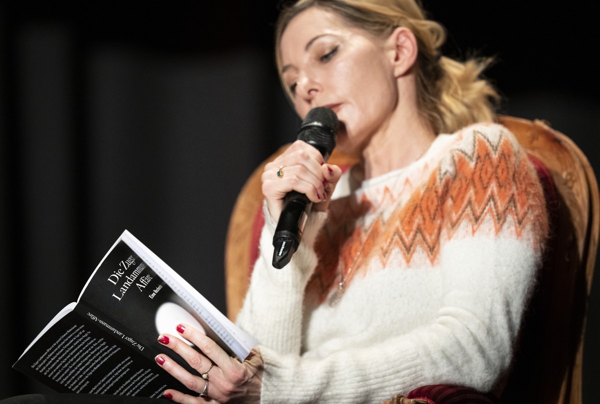 Michele Binswanger, Schweizer Journalistin und Autorin, liest aus ihrem Buch: Die Zuger Landammann-Affaere, anlaesslich der Buchvernissage im Kaufleuten-Saal am Sonntag, 5. Februar 2023 in Zuerich. (K ...