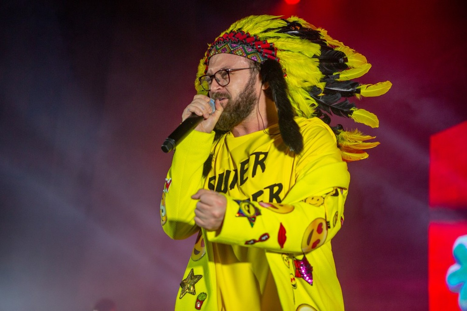 Warbonnet, indianische Federhaube. 
Popular Ukrainian artist Dzidzio on stage during a concert, Odessa, 15. April 2019.