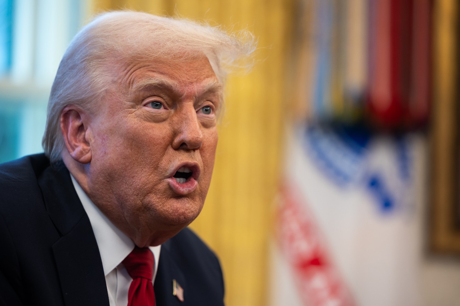 epa11990619 US President Donald Trump delivers remarks on auto tariffs and other topics in the Oval Office at the White House, in Washington, DC, USA, 26 March 2025. EPA/FRANCIS CHUNG / POOL