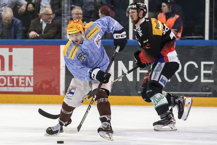 Zugs Lino Martschini, links, im Duell mit Berns Tristan Scherwey, rechts, im Eishockey Meisterschaftsspiel der National League zwischen dem EV Zug und dem SC Bern am Samstag, 23. Februar 2019, in der  ...