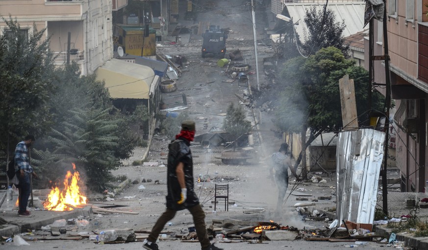 Istanbul am Sonntag Nachmittag: Zusammenstösse zwischen Demonstranten und Polizisten hinterlassen ganze Strassenzüge verwüstet.