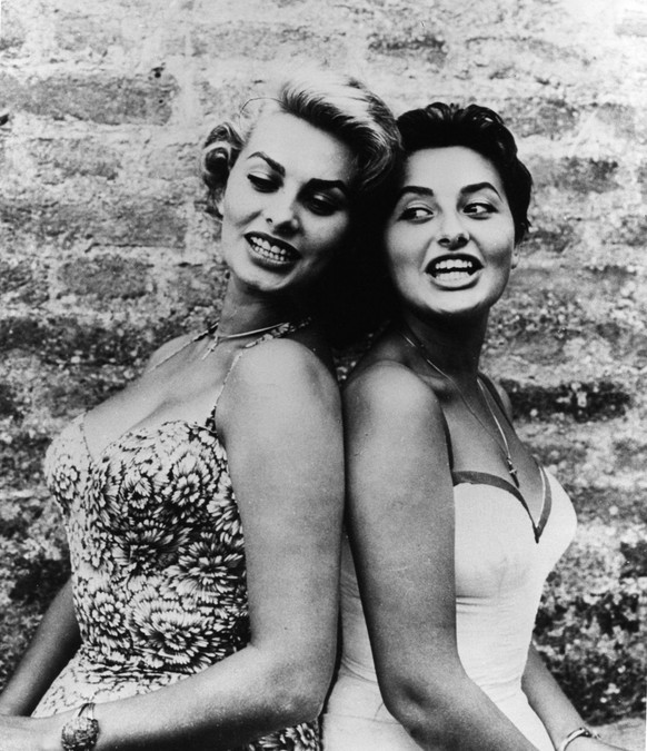 1952: Sophia Loren mit ihrer Schwester Maria. 

retro history film