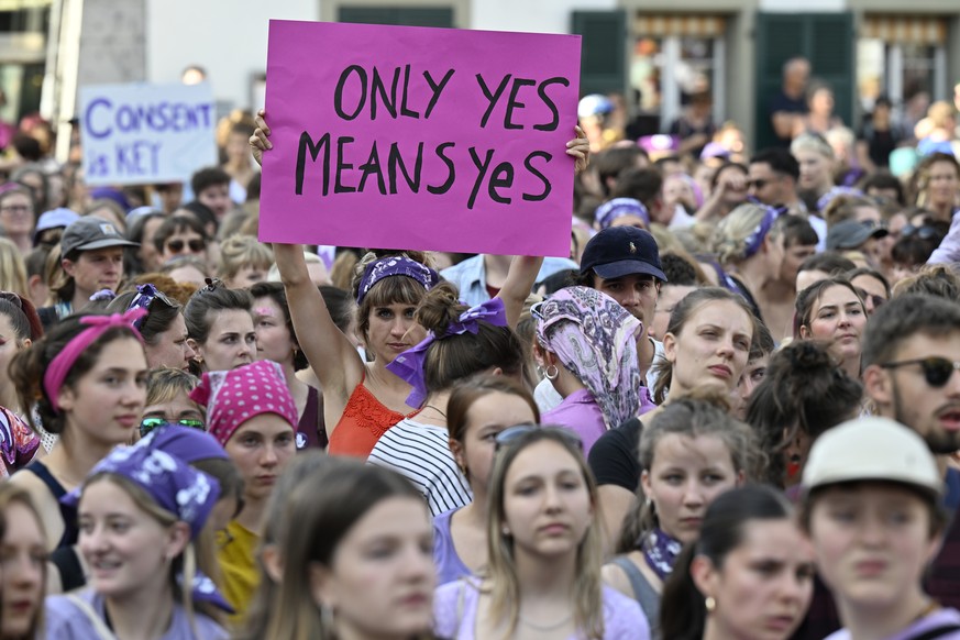 Zahlreiche Frauen haben sich am Dienstag, 14. Juni 2022, auf dem Bundesplatz in Bern zum Feministischen Streiktag versammelt. Am Frauenstreiktag stehen unter anderem die Forderungen der Gewerkschaft U ...