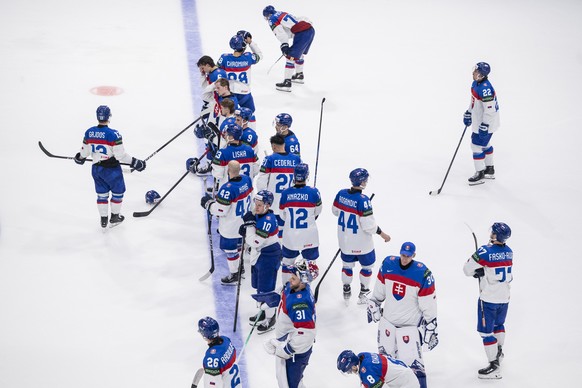 epa12987484 The Slovak players show dejection after their defeat in the 2026 IIHF Men's Ice Hockey World Championship preliminary round group B game between Slovakia and Czech Republic, at the BC ...