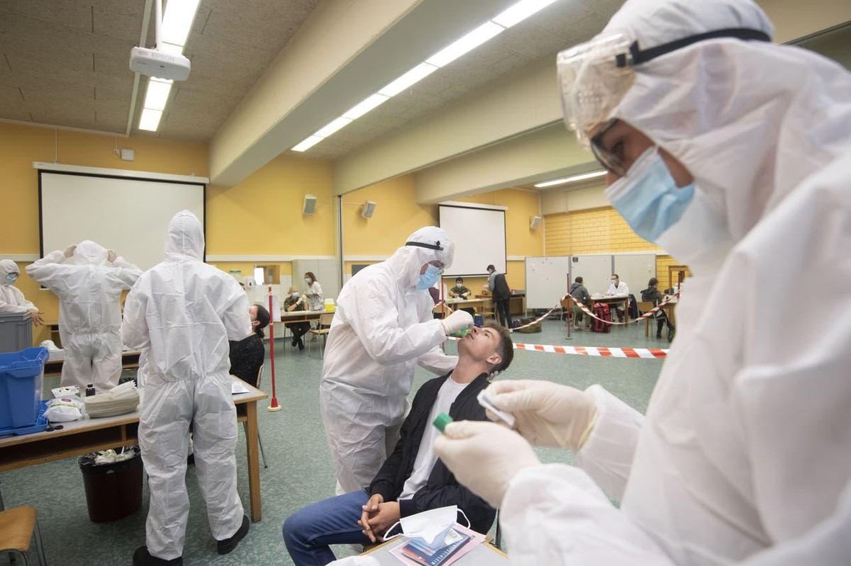 Ein Rekrut wird beim Einrücken in der Kaserne in Airolo TI auf Covid-19 getestet (Juni 2020).