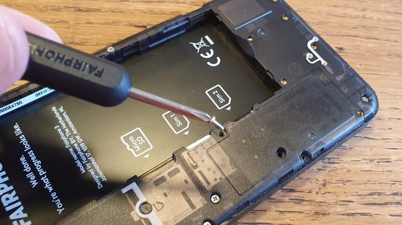 Unter dem Akku finden sich die Einschübe für zwei SIM-Karten und eine microSD-Speicherkarte.
