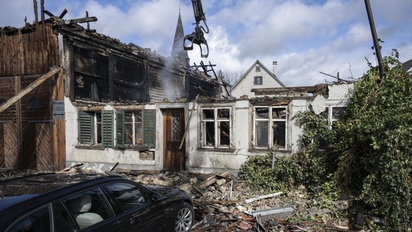 Feuerwehrmaenner helfen beim Brand am Samstag, 16. Maerz 2024 in Elgg. Mehrere Gebaeude sind im Dorfzentrum von Elgg ZH in der Nacht auf Samstag in Brand geraten. Mehrere Dutzend Personen mussten laut ...