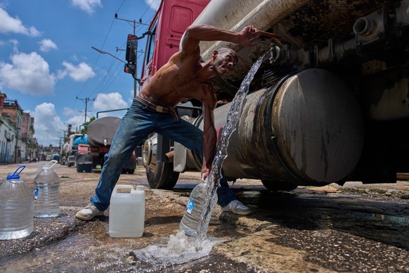 A man fills water jugs from a tanker truck in Havana, Thursday, May 28, 2026. (AP Photo/Ramon Espinosa)
APTOPIX Cuba Water