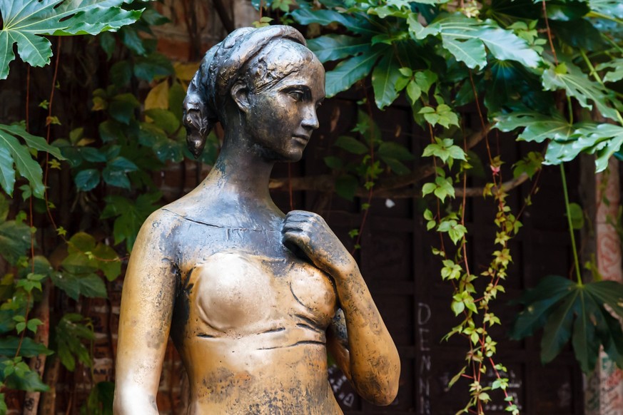 Statue of Juliet Capulet in Her House Backyard in Verona, Veneto, Italy Copyright: xAndreyxOmelyanchukx/xDesignxPicsx , 32085210 PUBLICATIONxINxGERxSUIxAUTxONLY Copyright: AndreyxOmelyanchukx/xDesignx ...
