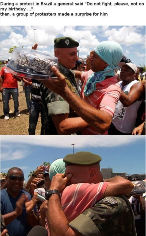 Während den Protesten in Brasilien sagte ein General: «Bitte kämpft heute nicht. Nicht an meinem Geburtstag.» Eine Gruppe von Demonstranten hatte eine Überraschung für ihn.