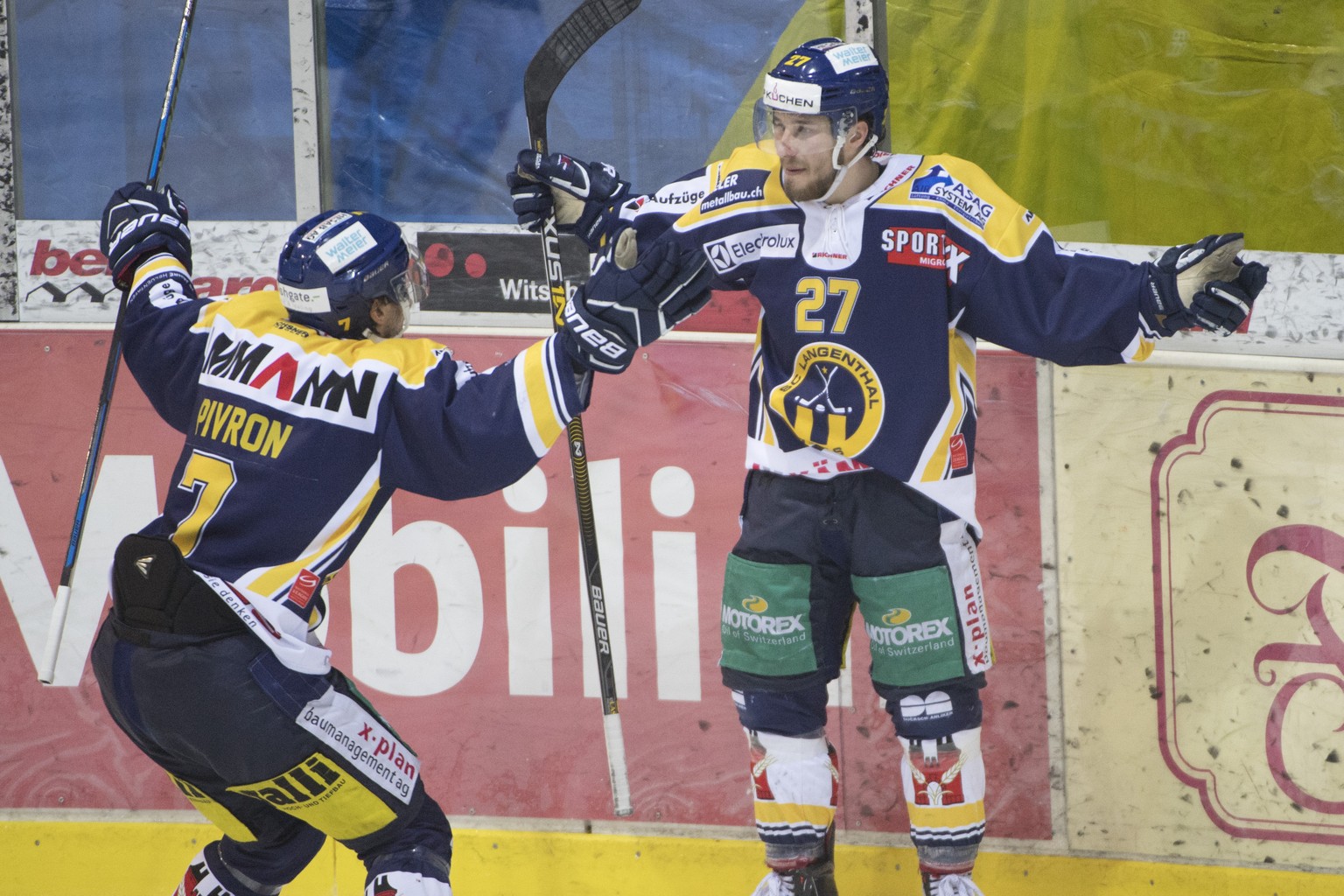 Langenthals Pierrick Pivron, links, und Langenthals Dario Kummer, jubeln, im fuenften Playoff-Halbfinalspiel der National League B zwischen dem SC Langenthal und dem HC Ajoie, am Dienstag, 14. Maerz 2 ...