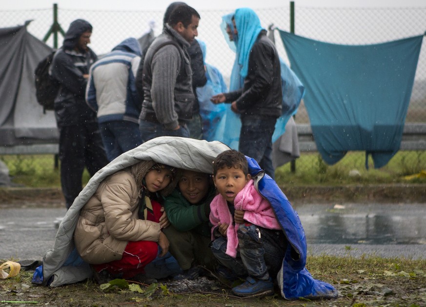 Das garstige Wetter mit Regen und tiefen Temperaturen erschwert die Reise der Flüchtlinge zusätzlich.