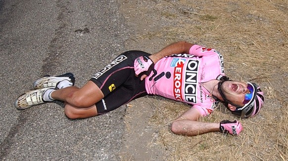 Joseba Beloki of Spain, cries in pain after falling in a turn four kilometers before the finish in Gap, Monday, July 14, 2003, during the 9th stage of the Tour de France cycling race between Bourg d'O ...