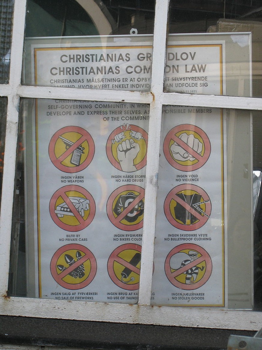 Keine Waffen, keine Drogen, keine Gewalt – Piktogramm mit den Verboten, die in Christiania gelten.&nbsp;