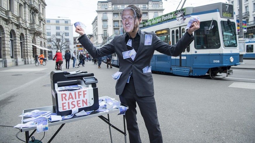 Ein Vollgeld-Aktivist mit einer Pierin Vincenz-Maske haelt gedruckte Tausender Noten in der Hand, anlaesslich einer Aktion zur Causa &quot;Vincenz/Raiffeisen&quot;, am Donnerstag, 15. Maerz 2018, auf  ...