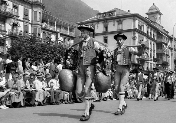 ZUM UNSPUNNEN FEST 2017 VOM 26. AUGUST BIS ZUM 3. SEPTEMBER STELLEN WIR IHNEN FOLGENDES BILDMATERIAL ZUR VERFUEGUNG - A parade in Interlaken during the Schweizerische Trachten- und Alphirtenfest in Un ...