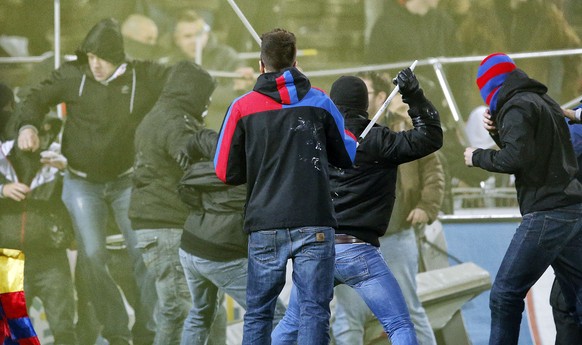Basler Hooligans, vorne, gegen Aarauer Hooligans / Fans nach dem Fussball Meisterschaftsspiel der Super League zwischen dem FC Aarau und dem FC Basel am Donnerstag, 15. Mai 2014, im Stadion Bruegglife ...