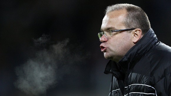 Un des entraineurs du FC Sion, Christian Zermatten, donne des consignes aux joueurs, lors de la rencontre de football de Super League entre le FC Sion et le FC Vaduz, ce samedi 15 novembre 2008 au Sta ...