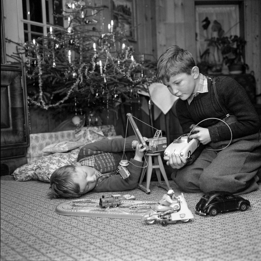 Weihnachten beim Munot-Waechter in Schaffhausen. In der Turmwohnung spielen die Soehne des Turmwaechters Scheidegger am 24. Dezember 1958 mit ihren Geschenken, einem Kran, Autos, einer Lokomotive und  ...