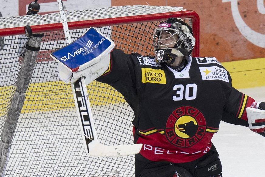 Berns Torhueter Philip Wuethrich wehrt einen Puck im vierten Playoff Viertelfinal Eishockey Spiel der National League zwischen dem SC Bern und dem EV Zug, am Samstag, 23. Maerz 2024, in der PostFinanc ...