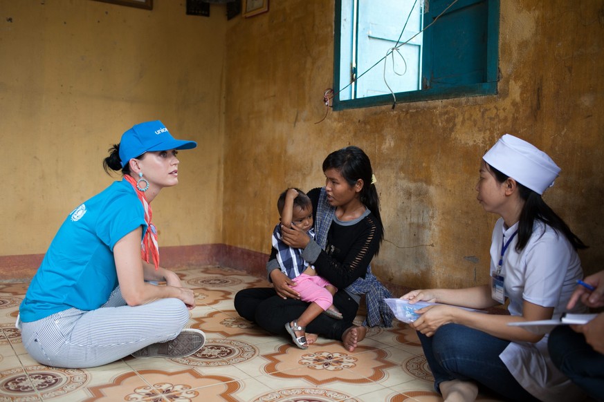 UNICEF-Sonderbotschafterin Katy Perry scherzt mit Kindern armer vietnamesischer Familien.