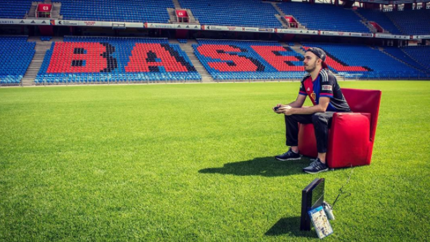 Zocken für den FC Basel: Luca Boller schiesst im FCB-Dress Tore im Videospiel «FIFA».