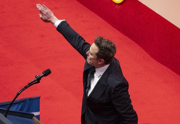 News Bilder des Tages January 20, 2025, Washington Dc, Ca - California, United States: Elon Musk salutes the crowd at an indoor Presidential Inauguration parade event for President Donald Trump in Was ...