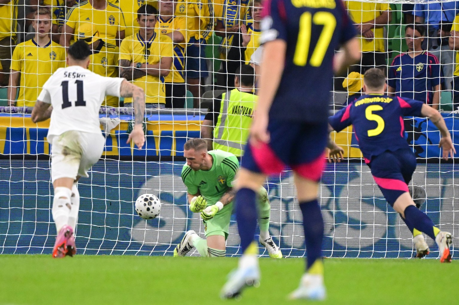 LJUBLJANA, SLOVENIEN 20250905 Sveriges malvakt Robin Olsen släppe in 1-1 malet i början av andra halvlek under fredagens VM-kvalmatch i grupp B mellan Slovenien och Sverige pa Stadion Stozice. *** Bil ...