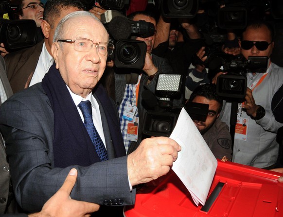 Der 87-jährige Präsidentschaftskandidat Essebsi bei der Stimmabgabe: Er sieht sich vorne bei der ersten Runde vom Sonntag - eine Umfrage sagt das gleiche. Entscheiden wird aber sehr wahrscheinlich ein ...