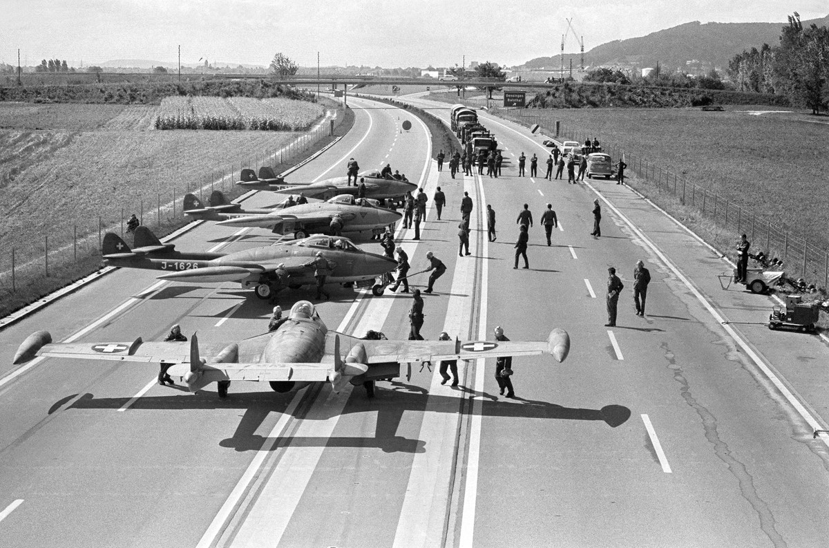 ARCHIV - Vier Venom DH-112 der Schweizer Luftwaffe werden am 16. September 1970 an der Uebung "STRADA" auf einem Abschnitt der Autobahn A1 bei Oensingen von den Bodenmannschaften betankt, na ...