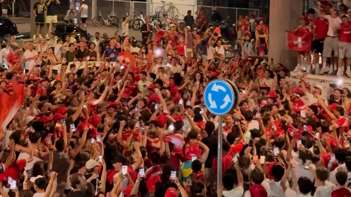 Ausnahmezustand-in-Z-rich-Tausende-Fans-feiern-an-der-Hardbr-cke