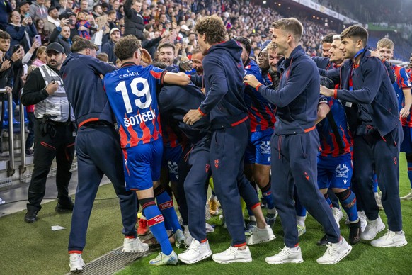 A equipe do FC Basel está feliz após o gol da vitória ao fazer o 2 a 1 no jogo do campeonato de futebol da temporada regular da Superliga Suíça entre FC Basel 1893 e FC St.