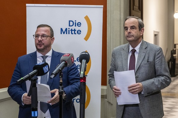 Parteipraesident Gerhard Pfister, Mitte-ZG, rechts, und Nationalrat und Fraktionspraesident Philipp Matthias Bregy, Mitte-VS, aeussern sich an einem Point de Presse zu der bevorstehenden Bundesratswah ...