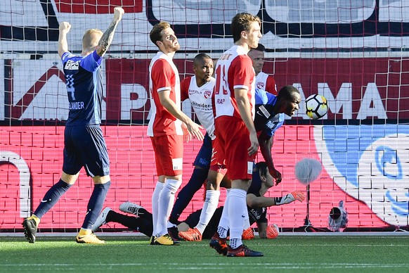 Zuerichs Raphael Dwamena, rechts, trifft zum 0:2 im Fussball Meisterschaftsspiel der Super League zwischen dem FC Thun und dem FC Zuerich, am Sonntag, 15. Oktober 2017, in der Stockhorn Arena in Thun. (KEYSTONE/Peter Schneider)