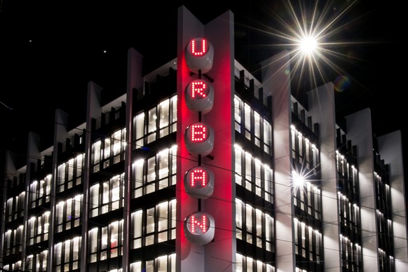 Ein Schriftzug &quot;URBAN&quot; steht auf den Kugeln des ehemaligen Ballyhauses an der Bahnhofstrasse 66 am Montag, 19. Januar 2015, in Zuerich. Das ehemalige Ballyhaus an der Bahnhofstrasse hat sein ...