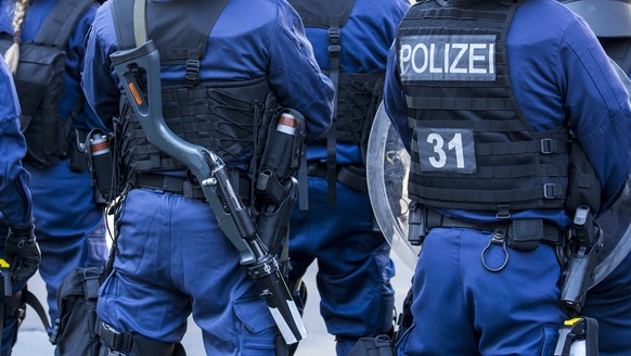 Polizisten stürmten das Haus im Wallis (Symbolbild).