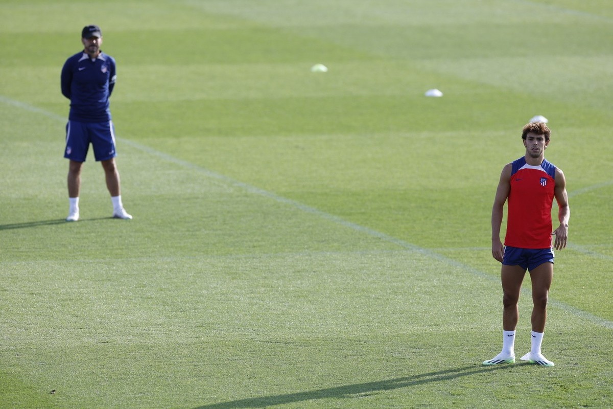 epa10822876 Atletico Madrid's head coach Diego Simeone (L) and his player Joao Felix (R) attend a training session at the club's sport complex in Majadahonda, Madrid, Spain, 27 August 2023.  ...